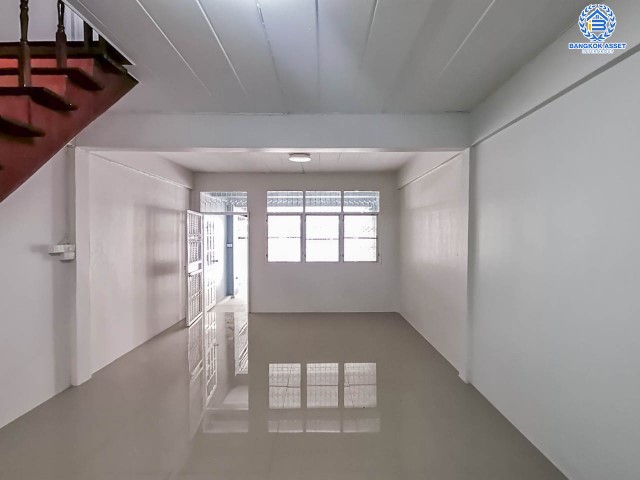 ทาวน์เฮ้าส์มือสองย่านกรุงเทพฯ ม.พระปิ่น2 ติดถ.บรมราชชนนี เนื้อที่ 18 ตร.ว. ฟังก์ชัน 2 ห้องนอน 2 ห้องน้ำ 1 ที่จอดรถ รีโนเวทใหม่ เปลี่ยนสุขภัณฑ์ ต่อเติมครัว พร้อมอยู่ บนทำเลดี เชื่อมต่อถ.พุทธมณฑลสาย2, ถ.กาญจนาภิเษก ใกล้ม.มหิดล และทางด่วน "ศรีรัช"